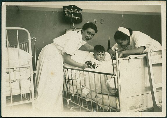 Pflegerinnen am Krankenbett eines Jungen