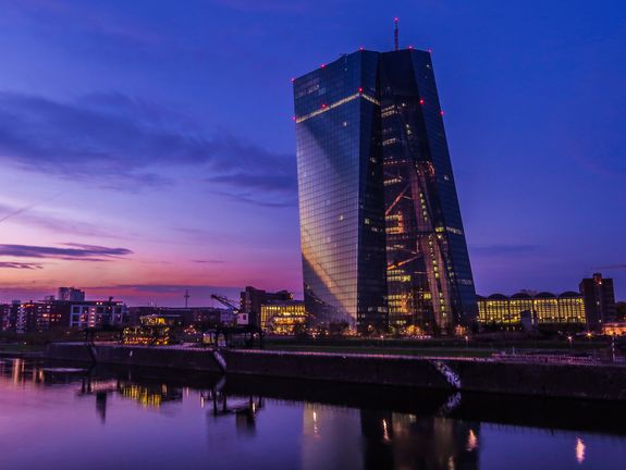 Abendansicht des Gebäudes der Europäischen Zentralbank in Frankfurt am Main