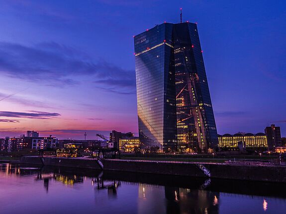Abendansicht des Gebäudes der Europäischen Zentralbank in Frankfurt am Main