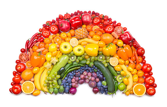 bunter, biodiverser, halber Regenbogen aus Früchten und Gemüsen