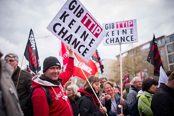 Mann hält Schild auf Anti-TTIP-Demo in Hannover mit Aufdruck "Gib TTIP keine Chance"