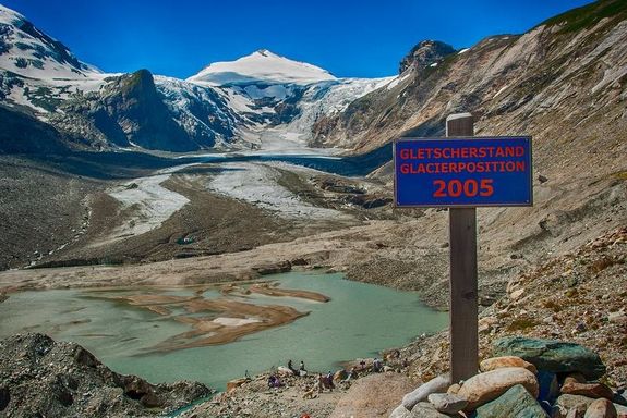 Schmelzender Gletscher Pasterze in Österreich.