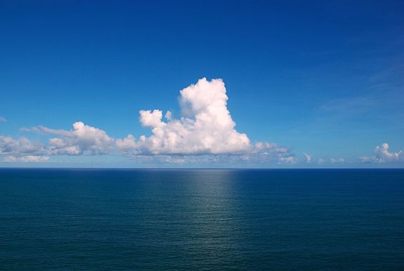 Wolken über der Meeresoberfläche