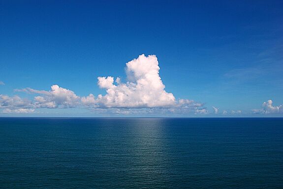 Wolken über der Meeresoberfläche