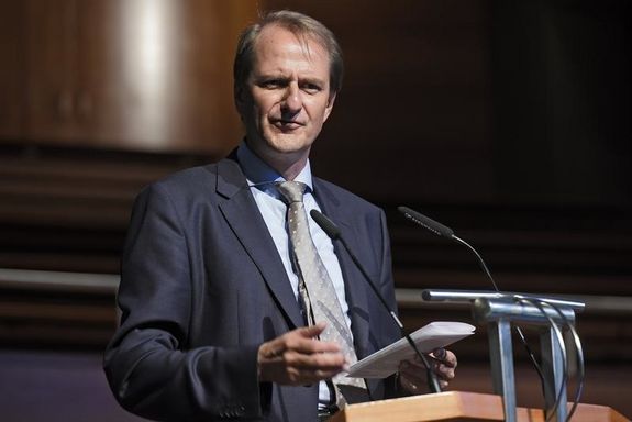 Prof. Dr. Dirk Messner am Rednerpult in der Historischen Stadthalle Wuppertal