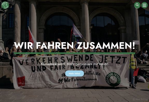 Screenshot der Website des Klimastreiks 1. März 2024 zeigt Menschen mit gemeinsamem Banner mit Aufdruck "Wir fahren zusammen"