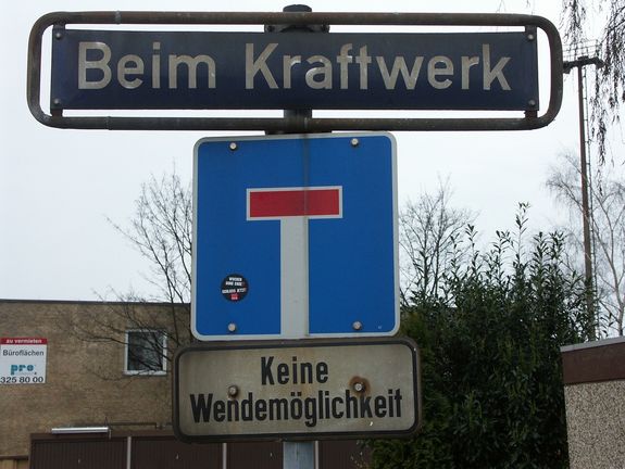 Sackgassenschild vor Kraftwerk mit Hinweis keine Wendemöglichkeit