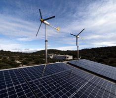 Hybridsystem mit Solarpanels und Windturbinen in Kroatien