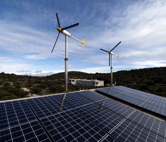 Hybridsystem mit Solarpanels und Windturbinen in Kroatien