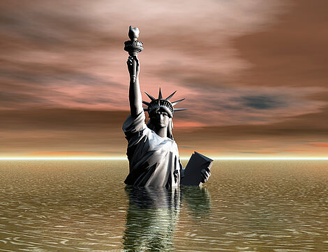 Die bis zur Brust im Meer stehende Freiheitsstatue in New York City