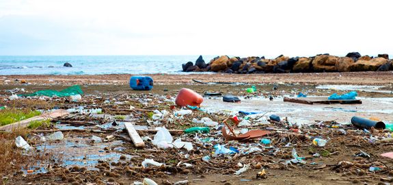 Ein Strand mit Plastikmüll