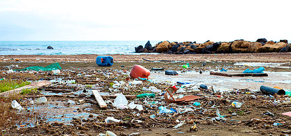 Ein Strand mit Plastikmüll