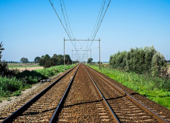 Zwei parallele Schienenstränge, die am Horizont enden