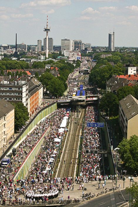 weiterer Blick auf die Aktion Stillleben auf der A40 im Rahmen der Kulturhauptstadt Ruhr 2010