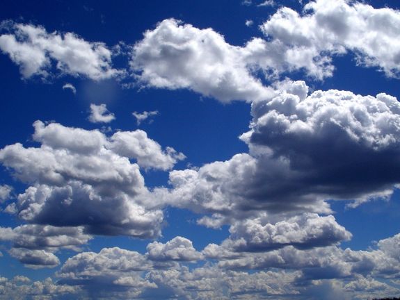 Blauer Himmel mit Wolken