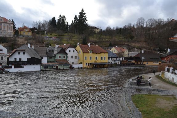 Über die Ufer getretener Fluss Moldau im tschechischen Ort Krumlau