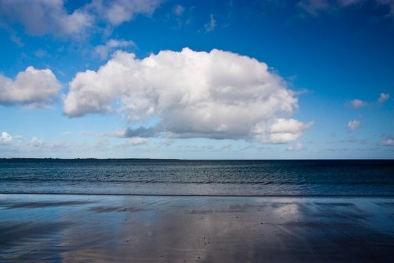 Wolke über dem Meeresstrand