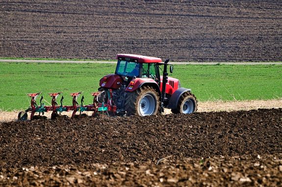 Trecker pflügt Acker