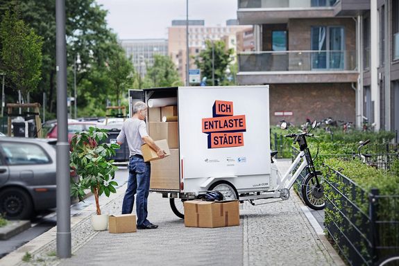 Lieferant mit Lastenrad in der Stadt