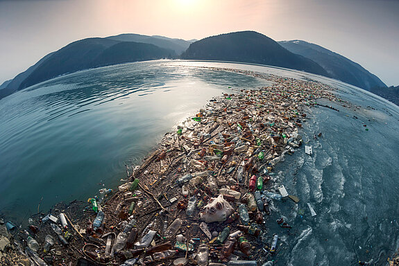 Plastikmüllteppisch auf dem Meer