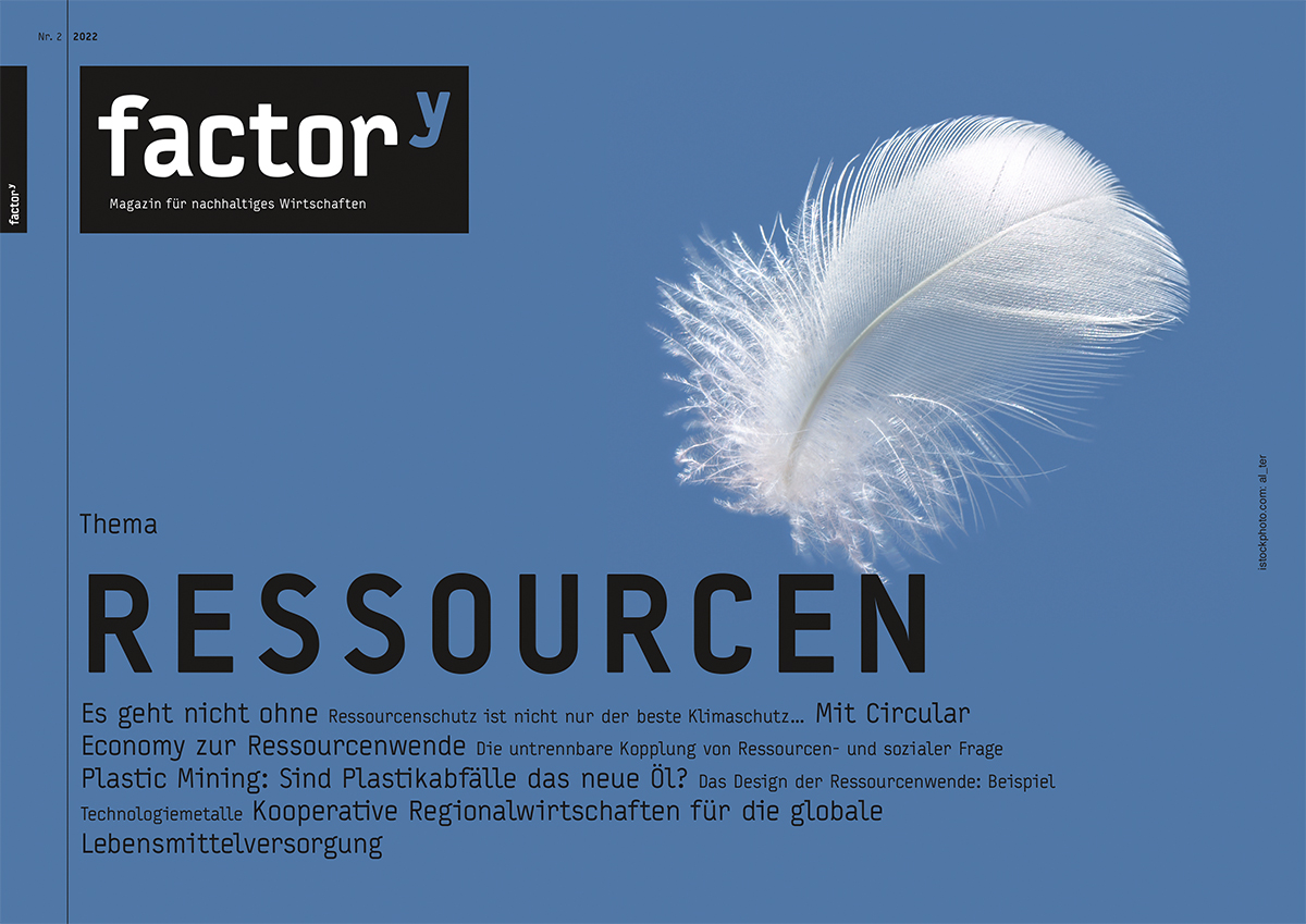 Der Titel des factor<sup>y</sup>-Magazins "Ressourcen" zeigt eine weiße, schwebende Daunenfeder auf blauem Grund.