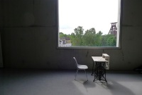 e-Desk von Yuki Ishiguro ist seine Diplomarbeit am Fachbereich Gestaltung an der Essener Folkwang Universität der Künste. Der kleine Schreibtisch basiert auf einem alten Nähmaschinengestell, die aber auch heute noch produziert werden. Mit Pedale und Riemen- antrieb erzeugt der Schreibtischarbeiter Strom über einen Gleichstromgenerator. Eine Batterie speichert den Strom und kann ihn über verschiedene Schnittstellen an Laptops oder Mobiltelefone abgeben. Betreuer: Prof. Marion Digel, Prof. Claudius Lazzeroni